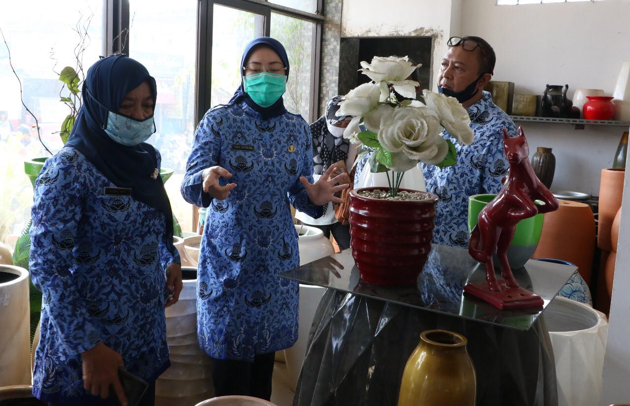 Pemkab Purwaķarta Dorong Pelaku Industri Keramik Kembangkan Hasil Produksi